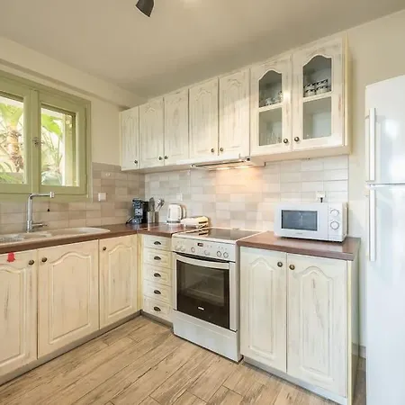 με πισίνα στην αρτέμιδα Apartment Vravrona