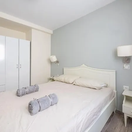 Apartment με πισίνα στην αρτέμιδα