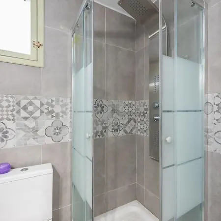 Apartment με πισίνα στην αρτέμιδα
