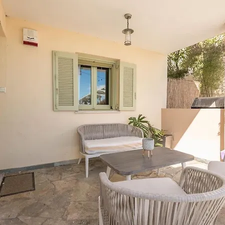 με πισίνα στην αρτέμιδα Apartment Vravrona